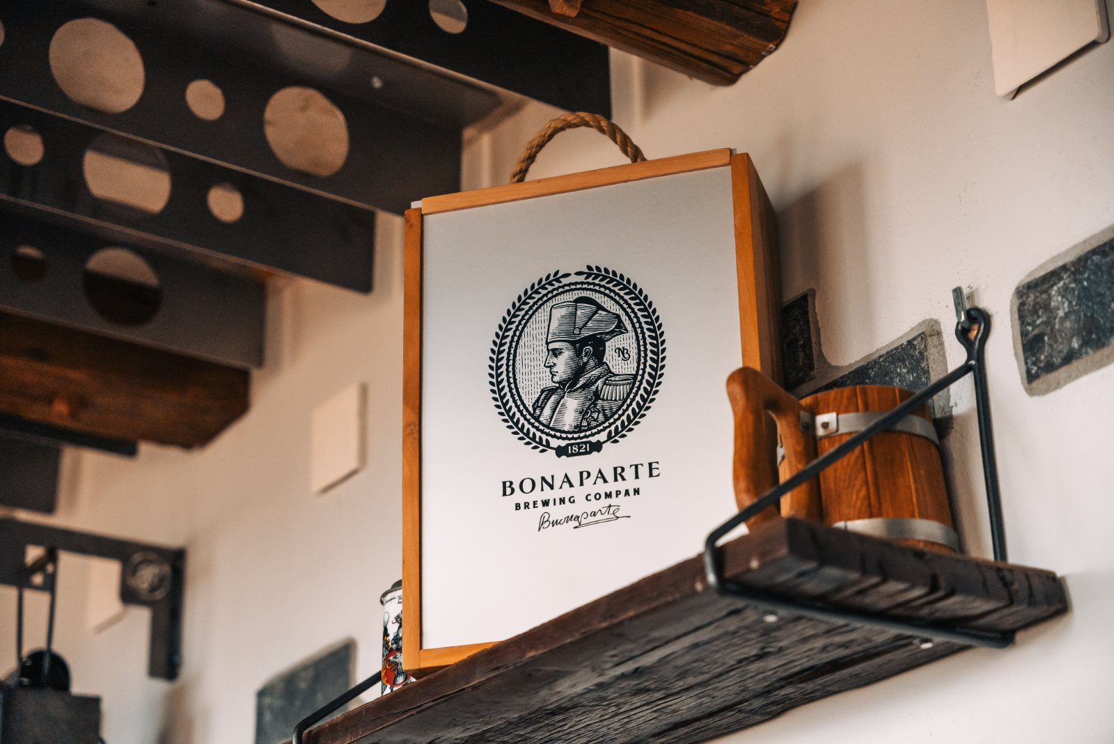BONAPARTE PUB — Materialdetails